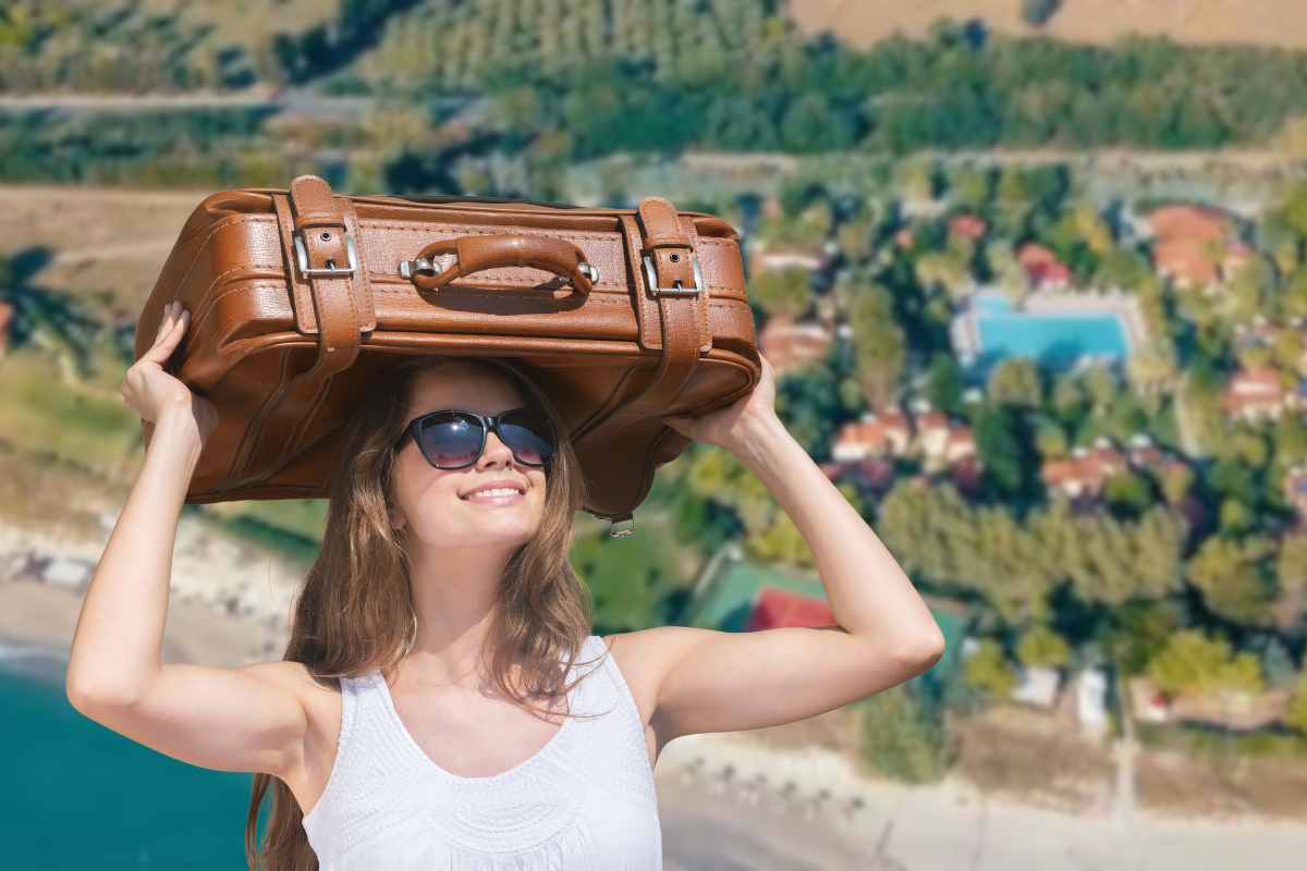 Ragazza con la valigia
