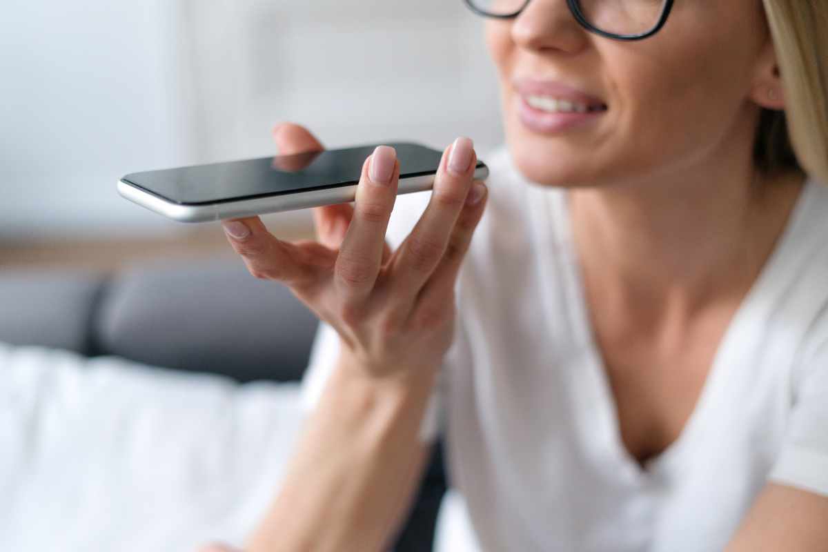 Donna che parla al telefono