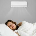 Donna che dorme sotto l'aria condizionata