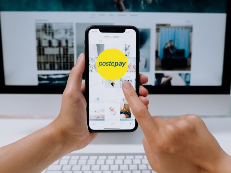 Pc e smartphone con su il logo di Postepay