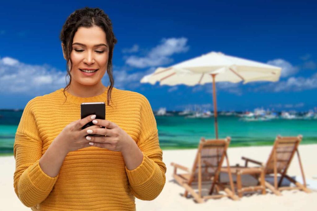 Donna con in mano lo smartphone