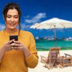 Donna con in mano lo smartphone