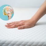 Mano di donna che accarezza un materasso