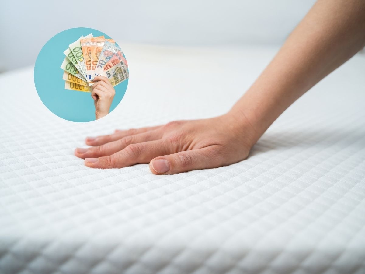 Mano di donna che accarezza un materasso