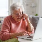 Donna al pc e al telefono