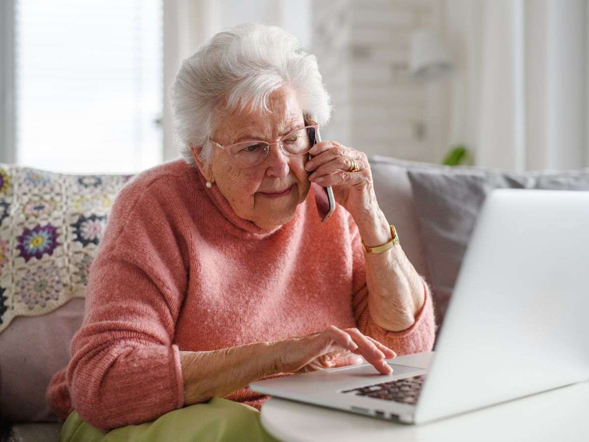 Donna al pc e al telefono