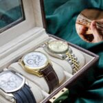 Orologi e logo con mani che contano i soldi