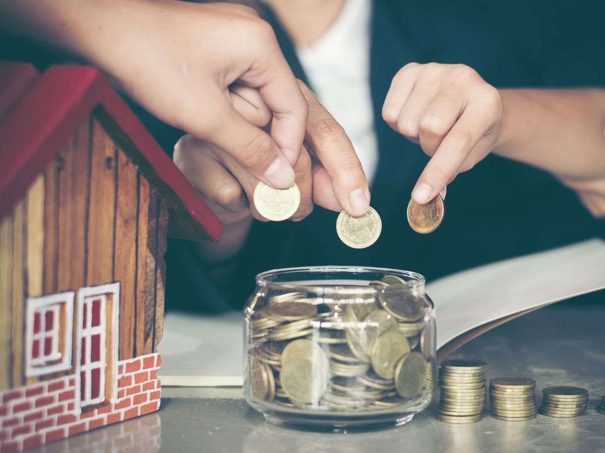 mani che inseriscono le monete in un vasetto