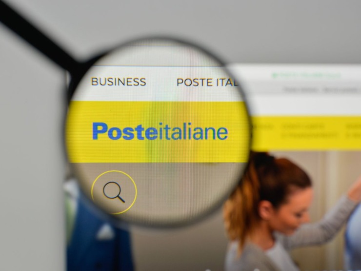 Lente di ingrandimento sul logo di Poste Italiane