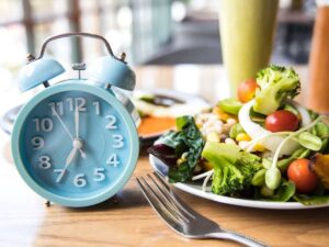 Sveglia e piatto di insalata con posate