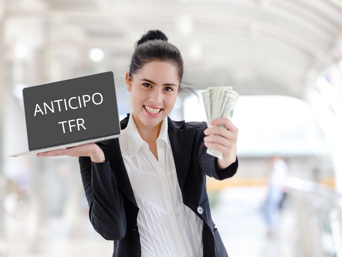 Donna con pc in mano dove è scritto "anticipo TFR" e nell'altra mano i soldi