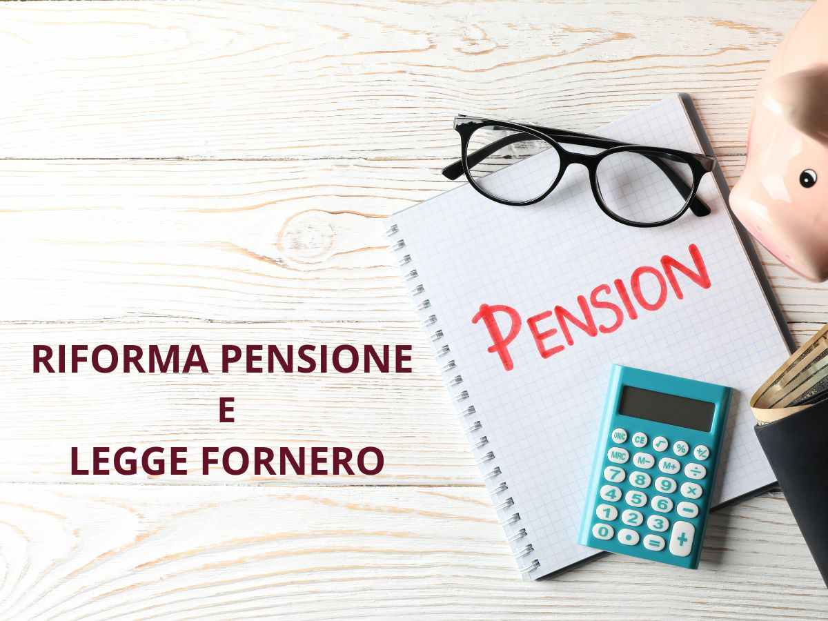 quaderno occhiali e calcolatrice - Riforma pensioni