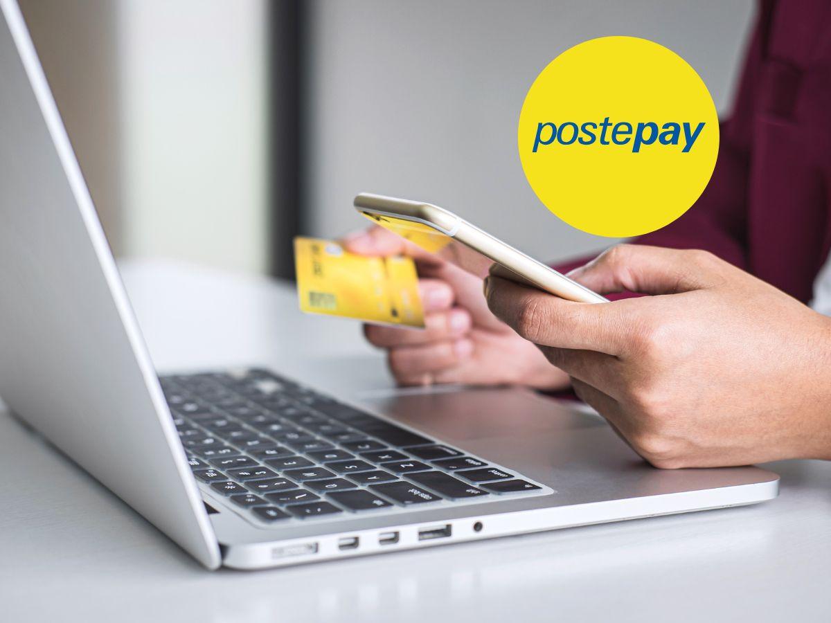 PC e un uomo con lo smartophone e carta gialla Postepay