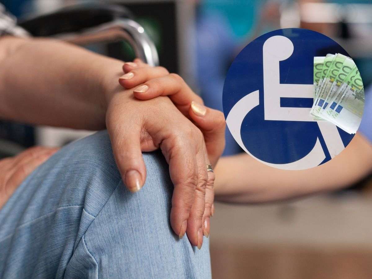 Mano una sull'altra e logo sedia a rotelle con soldi in euro