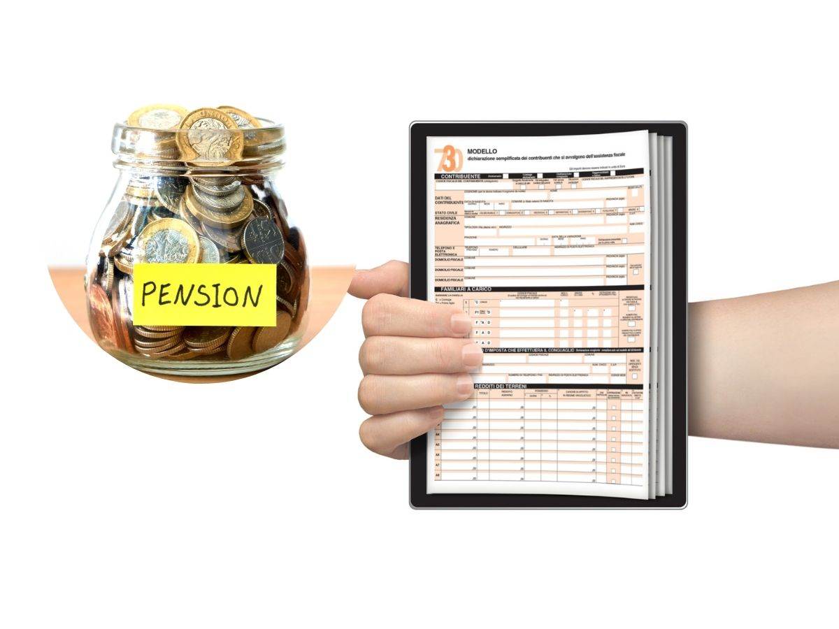Modello 730 sorretto da una mano e vasetto con i soldi con su scritto pensione