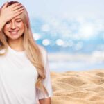 Ragazza con la mano sulla fronte