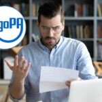 Persona legge una lettera