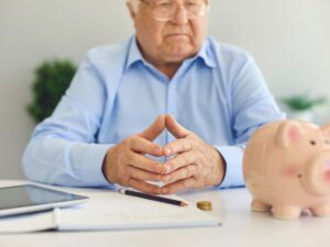 Uomo che pensa davanti ad un foglio e una penna