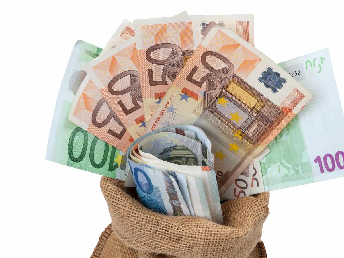 Sacco con soldi in euro