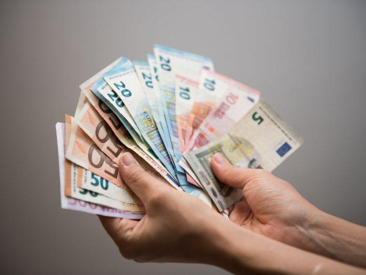 Mano con soldi in euro