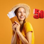 Donna contenta con in mano biglietti aerei