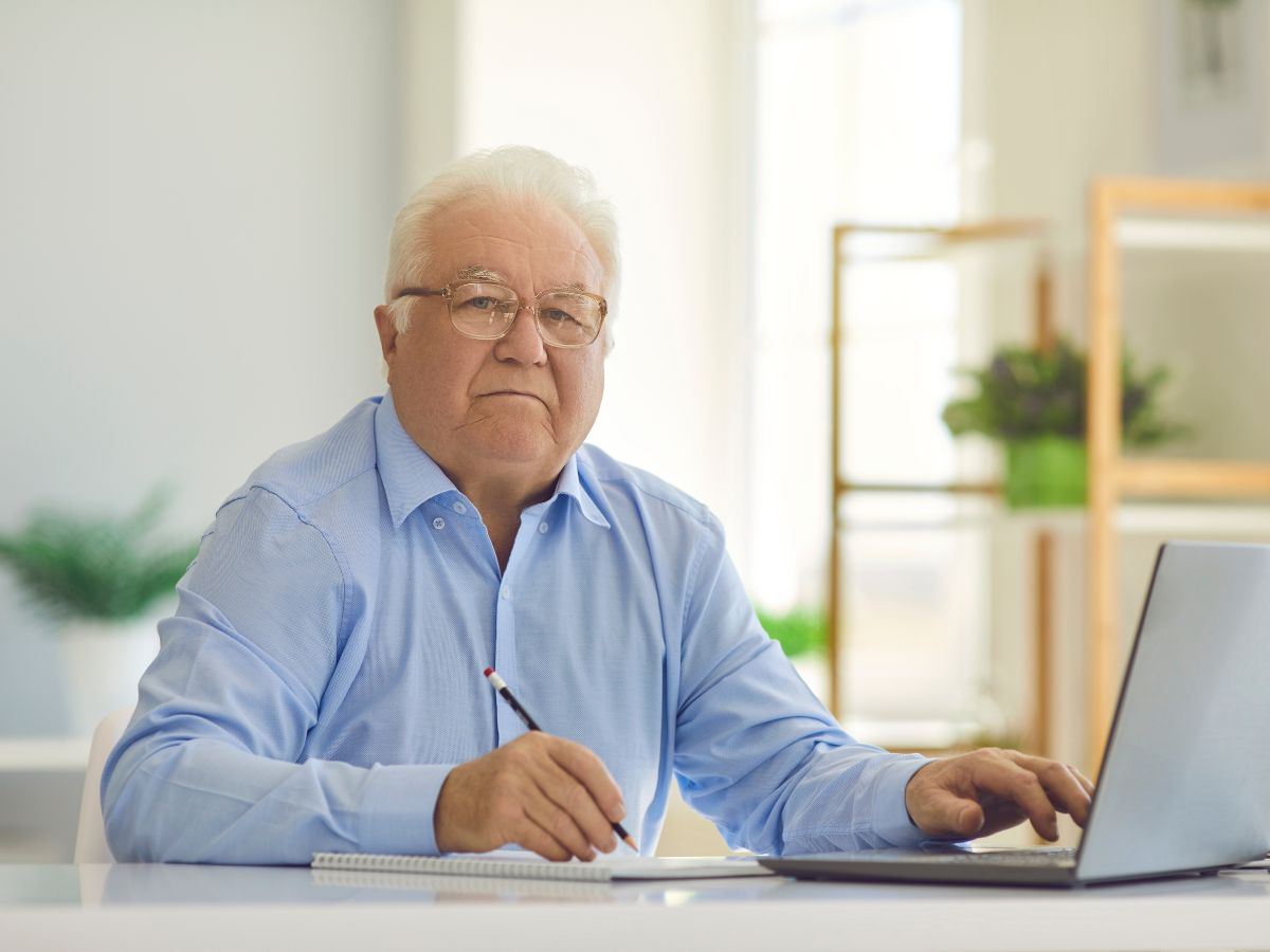Uomo anziano davanti al pc