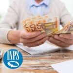 Pensionato che conta banconote da 50 euro