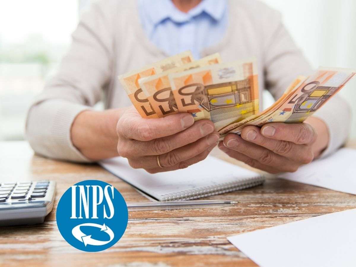 Pensionato che conta banconote da 50 euro