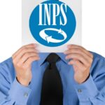 Uomo che mantiene un cartello con su scritto INPS