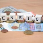 Soldi e dadi con su scritto pension