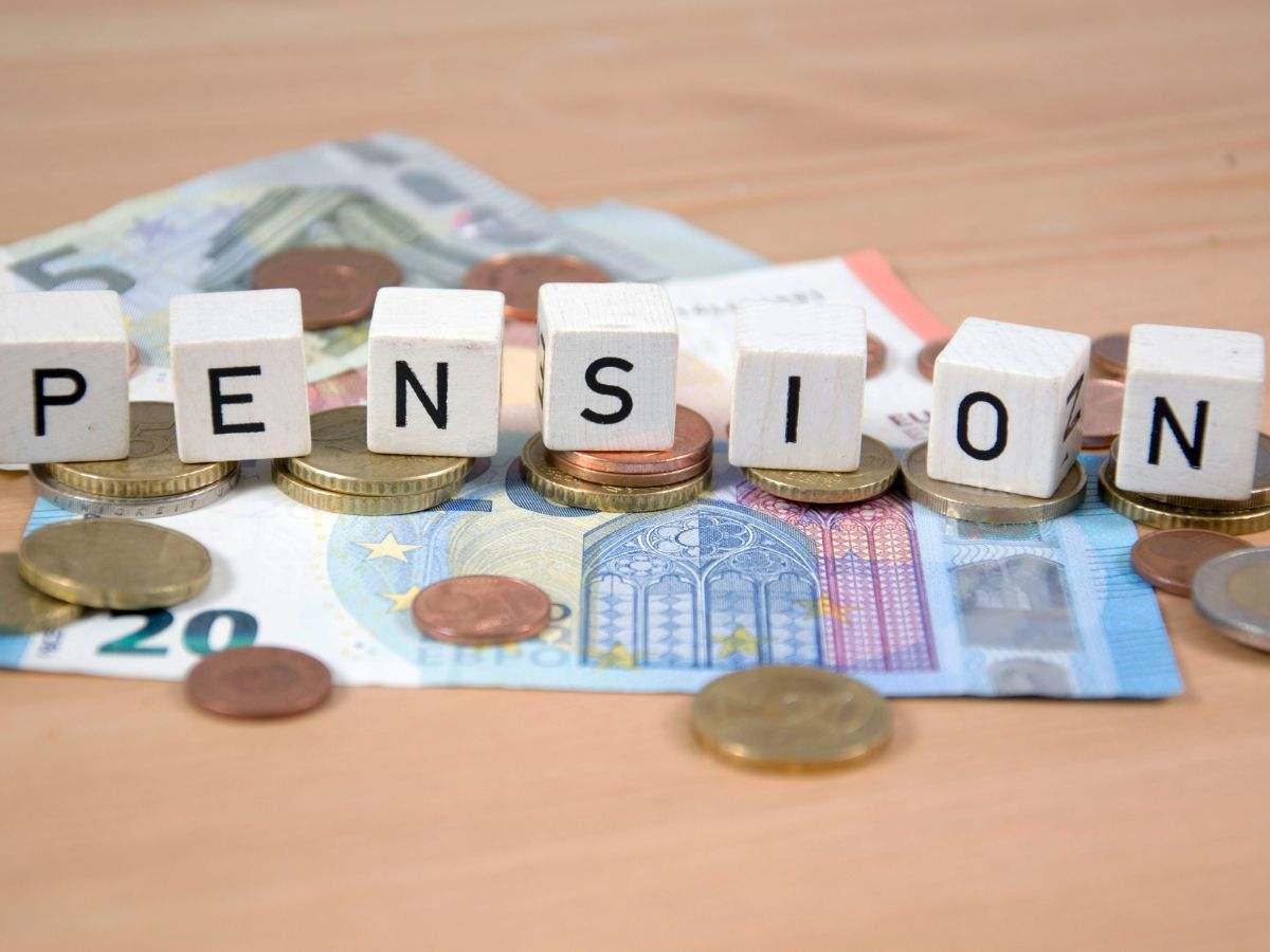 Soldi e dadi con su scritto pension
