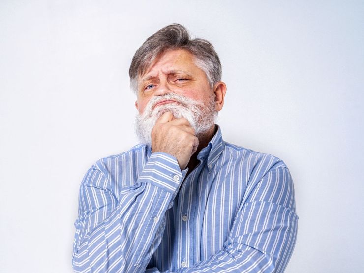 Uomo con la barba pensieroso