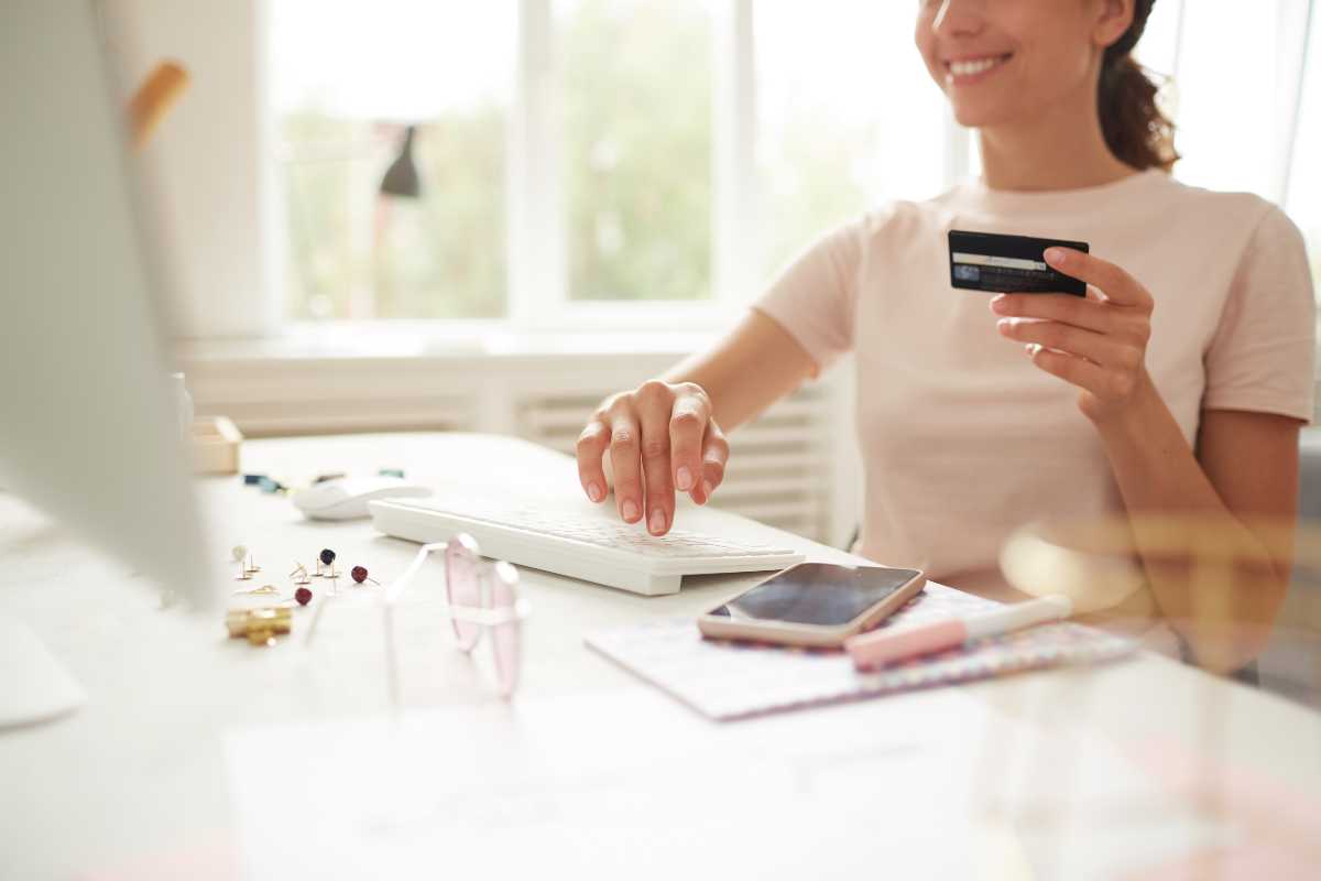 Dona con la carta di credito in mano