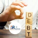 Uomo con cubi con su scritto debit