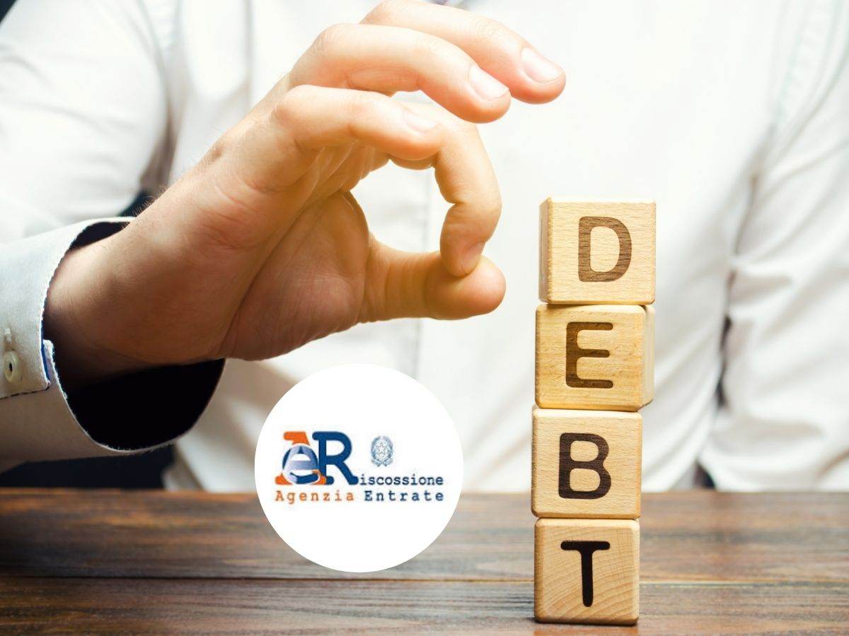 Uomo con cubi con su scritto debit