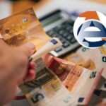 Mano che contano i soldi e calcolatrice con logo Agenzia delle Entrate
