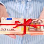 Donna con in mano un pacchetto di soldi