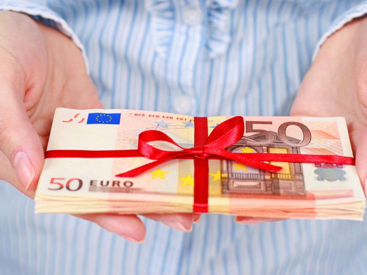 Donna con in mano un pacchetto di soldi