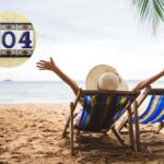 Uomo in vacanze su sdraio riversa verso il mare