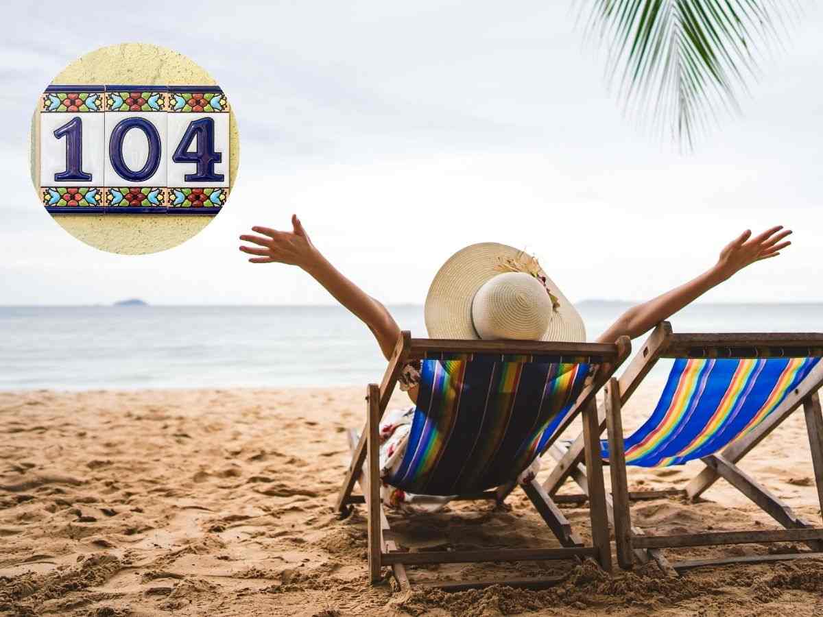 Uomo in vacanze su sdraio riversa verso il mare