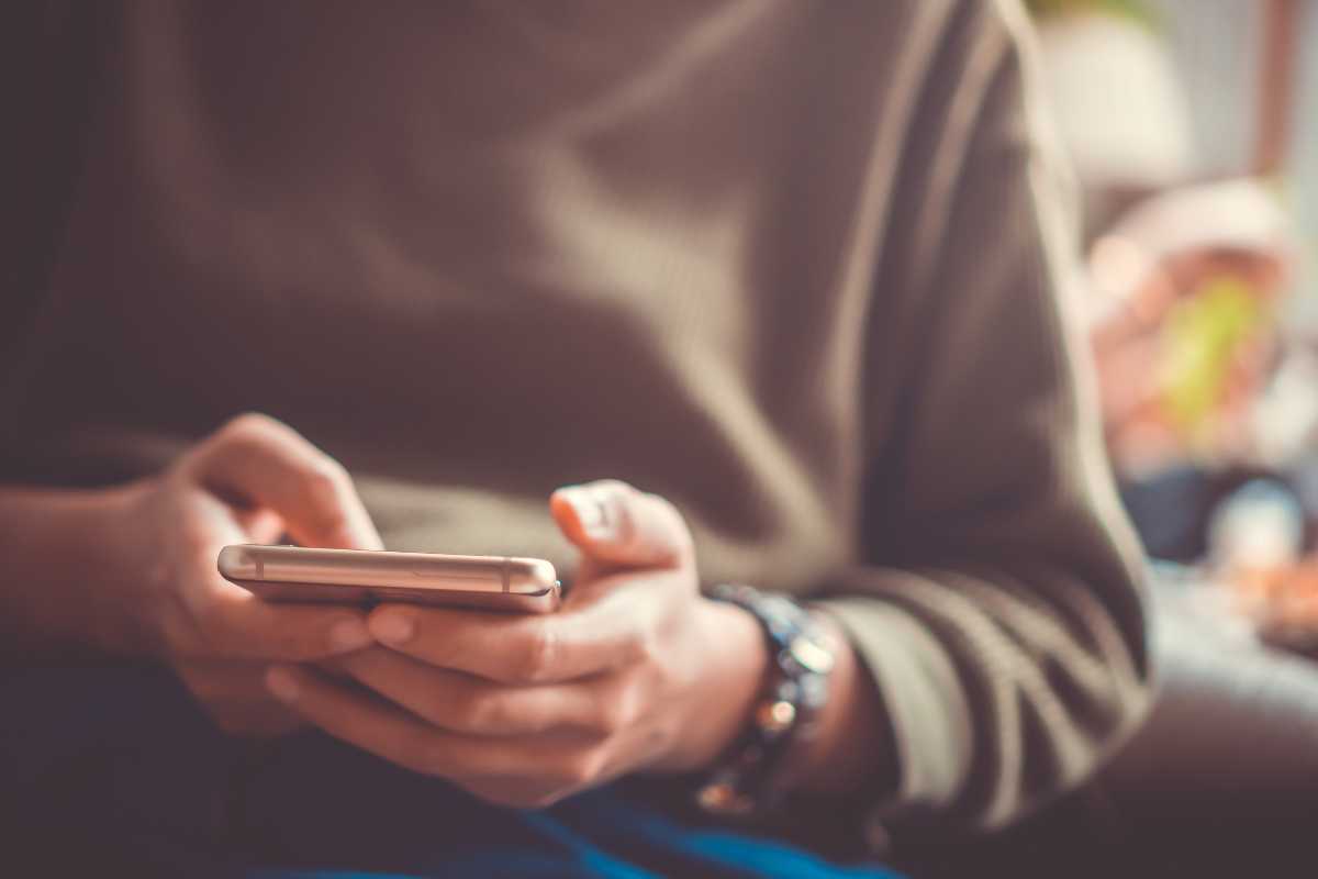 Persona con lo smartphone in mano