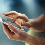 Persona con lo smartphone in mano