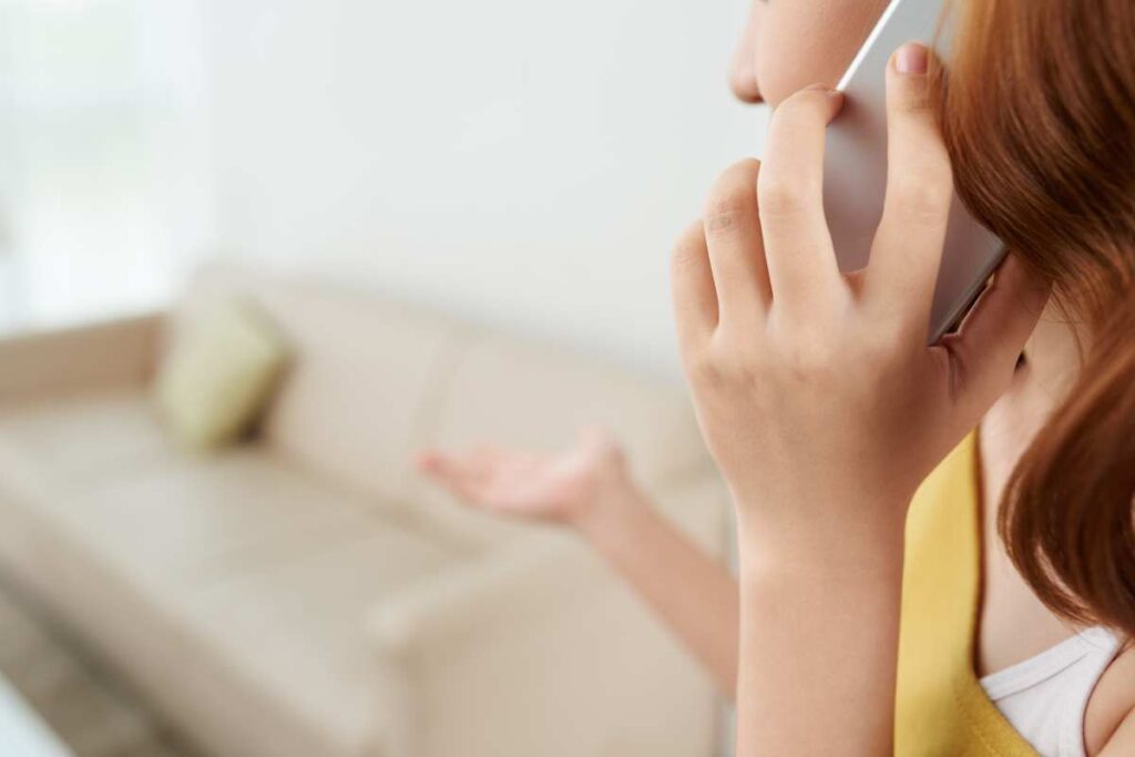 Donna al telefono