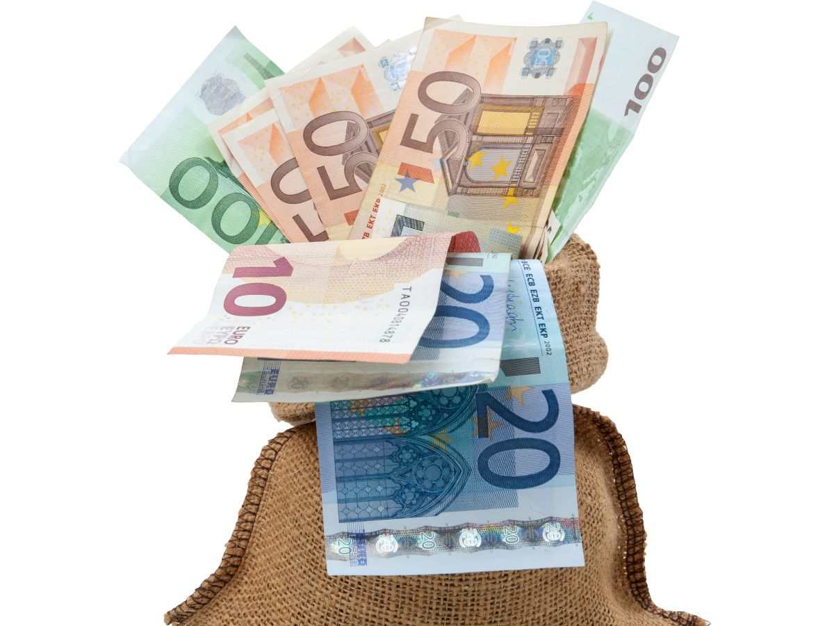 Sacco pieno di soldi in euro