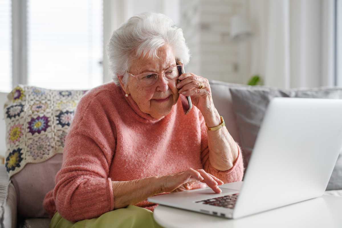 Donna anziana al telefono