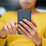 Donna con lo smartphone in mano