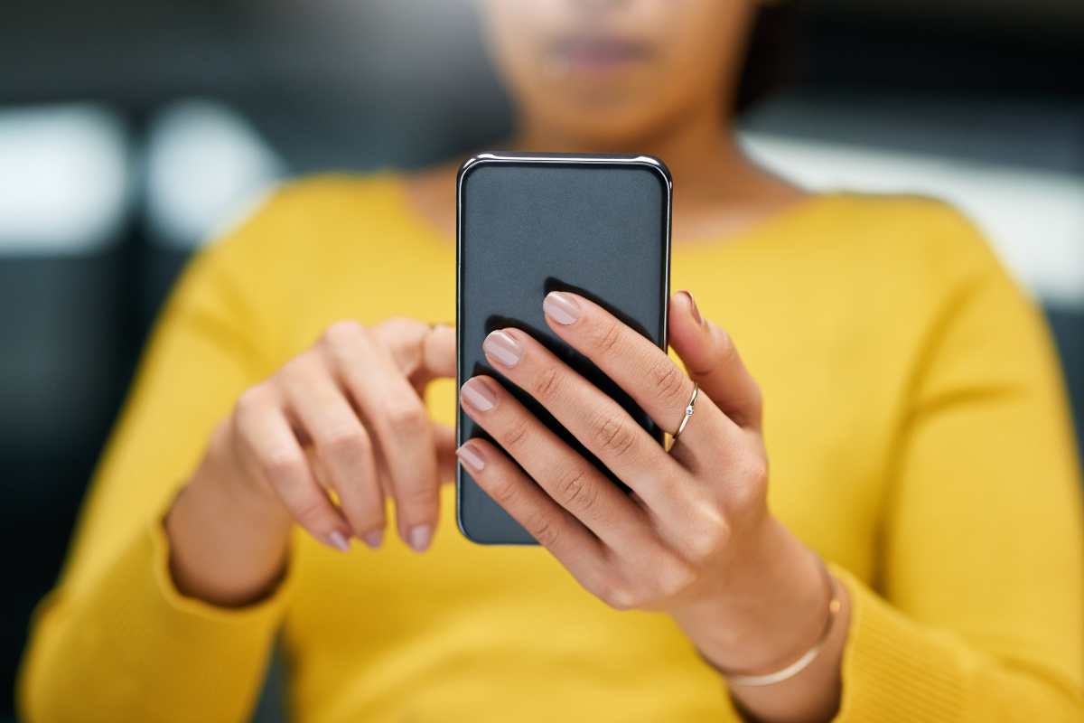 Donna con lo smartphone in mano