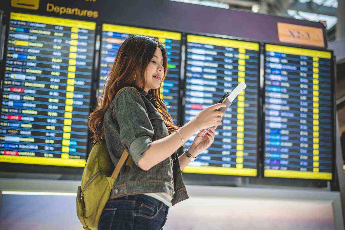 Ragazza in aeroporto 