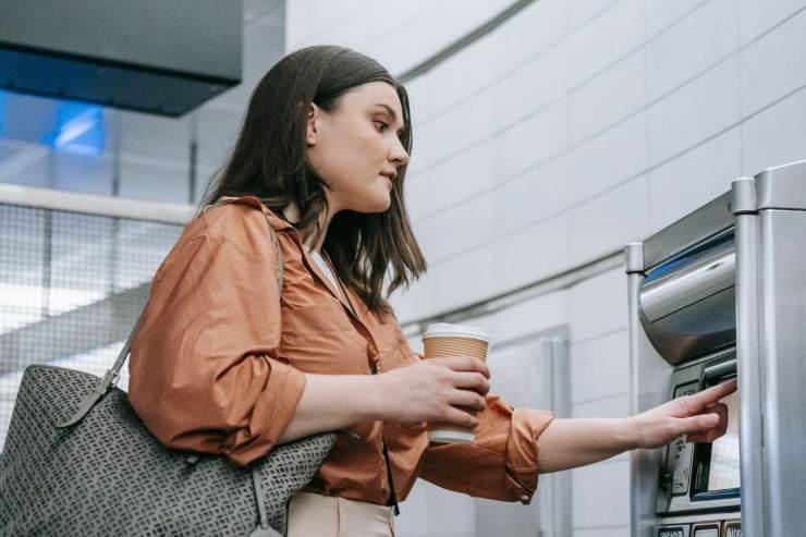 Donna con il caffè in mano
