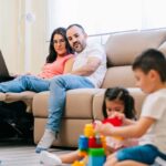 Genitori guardano i figli